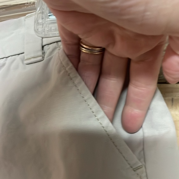 GAP size 8 Khaki Color Mid-rise Boyfriend Roll-up 8” Inseam Shorts with Pockets - Picture 4 of 10